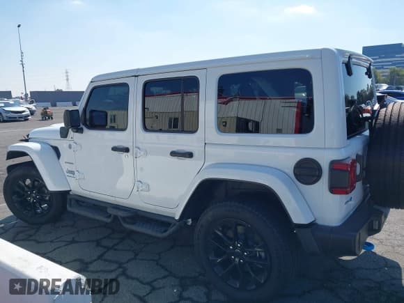 ✅ 2024 Jeep Wrangler Sahara • VIN: 1C4RJXP62RW255492 • Lot: 43407205. Listed on IAAI with 15,649 mi. Free auction sales archive from the USA and detailed vehicle history report at DreamBid. Image 13.