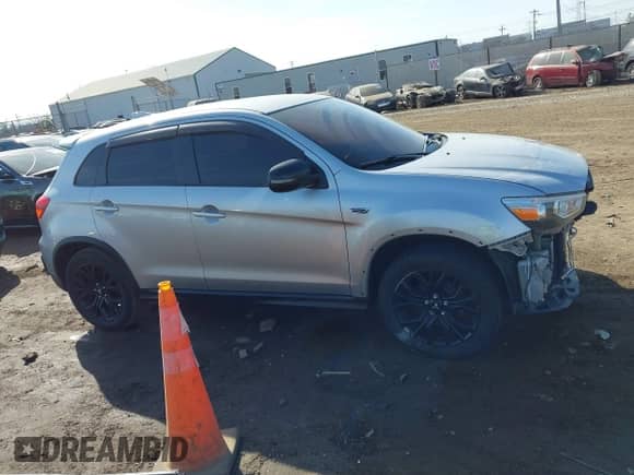 2019 Mitsubishi Outlander ES z VIN JA4AP3AUXKU015629, wystawiony jako IAAI lot #41805253 z przebiegiem 102 754 mil mil oraz . Historia ofert i sprzedaży dostępna na DreamBid. Obrazek 14.