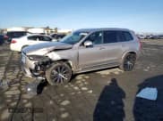 ✅ 2023 Volvo XC90 Plus • VIN: YV4L12PN7P1903108 • Лот: 78090054. Опубликован ранее на Copart с пробегом 14 235 миль. Бесплатный доступ к архиву аукционных продаж из США и подробный отчёт об истории автомобиля на DreamBid. Изображение 1.