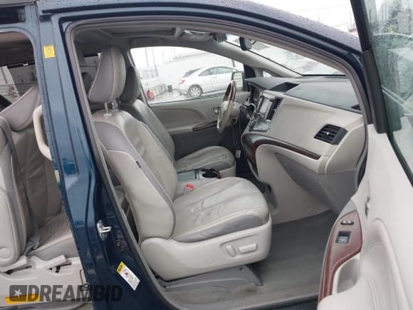 ✅ 2012 Toyota Sienna XLE • VIN: 5TDYK3DC9CS216952 • Lot: 43711358. Wystawiony na IAAI z przebiegiem 131 830 mil. Bezpłatny archiwum sprzedaży aukcyjnych z USA i szczegółowy raport historii pojazdu na DreamBid. Zdjęcie 5.