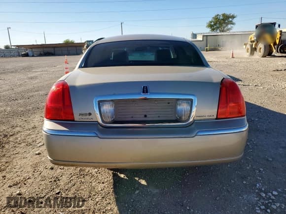 ✅ 2011 Lincoln Town Car Signature Limited • VIN: 2LNBL8CV8BX751935 • Lot: 90822255. Wystawiony na Copart z przebiegiem 105 086 mil. Bezpłatny archiwum sprzedaży aukcyjnych z USA i szczegółowy raport historii pojazdu na DreamBid. Zdjęcie 6.