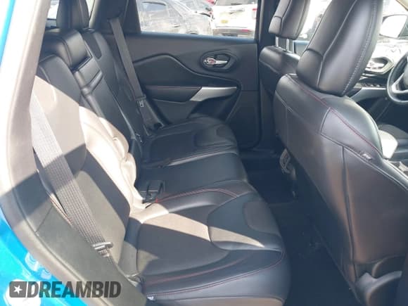 ✅ 2017 Jeep Cherokee Trailhawk • VIN: 1C4PJMBS3HW664741 • Lot: 41445538. Wystawiony na IAAI z przebiegiem 106 054 mil. Bezpłatny archiwum sprzedaży aukcyjnych z USA i szczegółowy raport historii pojazdu na DreamBid. Zdjęcie 8.