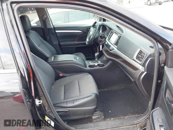 ✅ 2018 Toyota Highlander LE • VIN: 5TDZZRFH6JS266622 • Lot: 43709530. Listed on IAAI with 106,909 mi. Free auction sales archive from the USA and detailed vehicle history report at DreamBid. Image 5.