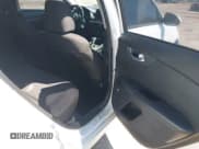 ✅ 2020 Kia Forte LXS • VIN: 3KPF24AD6LE256720 • Lot: 42157228. Wystawiony na IAAI z przebiegiem 135 407 mil. Bezpłatny archiwum sprzedaży aukcyjnych z USA i szczegółowy raport historii pojazdu na DreamBid. Zdjęcie 8.