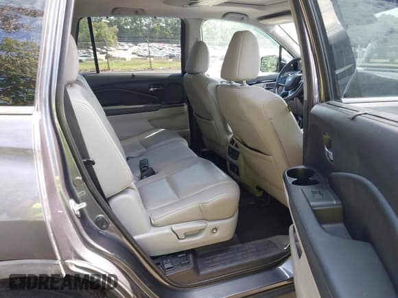 ✅ 2019 Honda Pilot Touring 8-Passenger • VIN: 5FNYF5H95KB010979 • Lot: 43285702. Listed on IAAI with 147,812 mi. Free auction sales archive from the USA and detailed vehicle history report at DreamBid. Image 8.