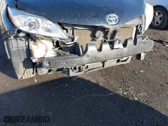 ✅ 2015 Toyota Sienna XLE • VIN: 5TDYK3DC3FS660414 • Lot: 43643982. Wystawiony na IAAI z przebiegiem 200 605 mil. Bezpłatny archiwum sprzedaży aukcyjnych z USA i szczegółowy raport historii pojazdu na DreamBid. Zdjęcie 6.