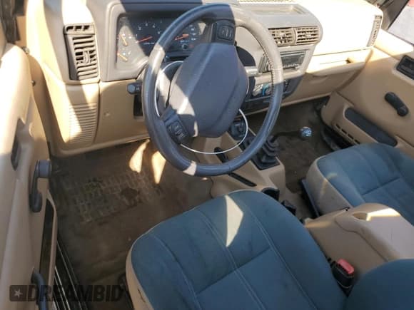 ✅ 2001 Jeep Wrangler Sahara • VIN: 1J4FA59S51P316375 • Lot: 85130815. Listed on Copart with 258,051 mi. Free auction sales archive from the USA and detailed vehicle history report at DreamBid. Image 8.