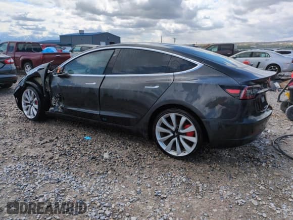 ✅ 2018 Tesla Model 3 Long Range Battery • VIN: 5YJ3E1EB6JF171076 • Lot: 57524695. Wystawiony na Copart z przebiegiem 83 947 mil. Bezpłatny archiwum sprzedaży aukcyjnych z USA i szczegółowy raport historii pojazdu na DreamBid. Zdjęcie 2.