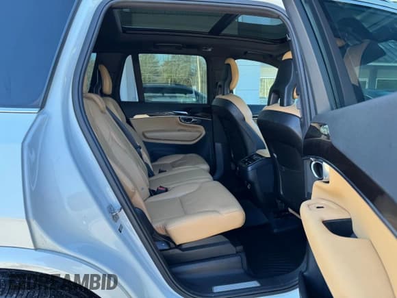 ✅ 2017 Volvo XC90 Momentum • VIN: YV4A22PK4H1126799 • Lot: 47779275. Wystawiony na Copart z przebiegiem 193 815 mil. Bezpłatny archiwum sprzedaży aukcyjnych z USA i szczegółowy raport historii pojazdu na DreamBid. Zdjęcie 6.