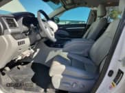 ✅ 2019 Toyota Highlander Hybrid XLE • VIN: 5TDJGRFHXKS075693 • Лот: 84291985. Опубликован ранее на Copart с пробегом 59 418 миль. Бесплатный доступ к архиву аукционных продаж из США и подробный отчёт об истории автомобиля на DreamBid. Изображение 7.