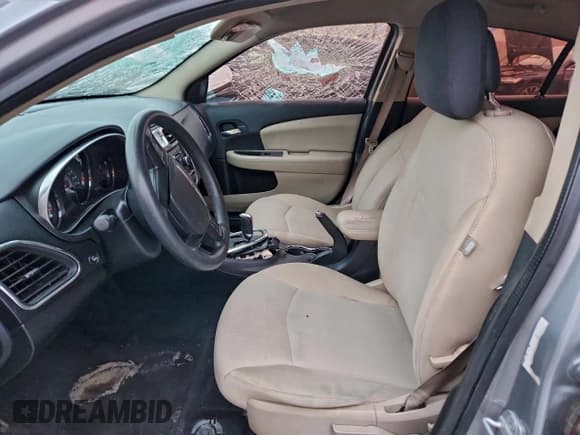 ✅ 2013 Chrysler 200 LX • VIN: 1C3CCBABXDN705708 • Lot: 95627615. Wystawiony na Copart z przebiegiem 167 774 mil. Bezpłatny archiwum sprzedaży aukcyjnych z USA i szczegółowy raport historii pojazdu na DreamBid. Zdjęcie 7.