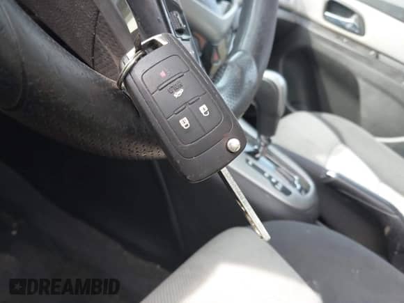 2015 Chevrolet Cruze LS z VIN 1G1PA5SG1F7150629, wystawiony jako IAAI lot #43615286 z przebiegiem 83 703 mil mil oraz . Historia ofert i sprzedaży dostępna na DreamBid. Obrazek 11.