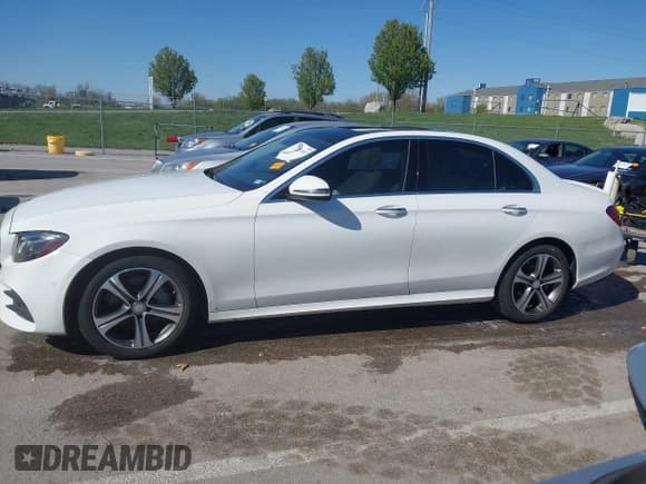 ✅ 2017 Mercedes-Benz E 300 Luxury • VIN: WDDZF4KB7HA123723 • Lot: 42023983. Wystawiony na IAAI z przebiegiem 84 531 mil. Bezpłatny archiwum sprzedaży aukcyjnych z USA i szczegółowy raport historii pojazdu na DreamBid. Zdjęcie 14.