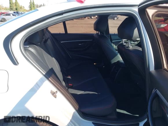 ✅ 2016 BMW 3 Series 328i • VIN: WBA8E9G59GNU30100 • Lot: 43417808. Wystawiony na IAAI z przebiegiem 92 818 mil. Bezpłatny archiwum sprzedaży aukcyjnych z USA i szczegółowy raport historii pojazdu na DreamBid. Zdjęcie 8.