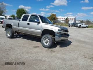 ✅ 2001 Chevrolet Silverado 2500HD LS • VIN: 1GCHK29U81E192996 • Lot: 43303691. Wystawiony na IAAI z przebiegiem 215 663 mil. Bezpłatny archiwum sprzedaży aukcyjnych z USA i szczegółowy raport historii pojazdu na DreamBid. Zdjęcie 1.