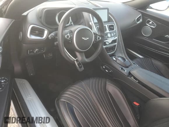 ✅ 2020 Aston Martin DB11 • VIN: SCFRMFCW6LGM09132 • Лот: 85471884. Опубликован ранее на Copart с пробегом Не указан. Бесплатный доступ к архиву аукционных продаж из США и подробный отчёт об истории автомобиля на DreamBid. Изображение 8.