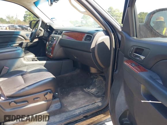 ✅ 2014 Chevrolet Tahoe LT • VIN: 1GNSCBE04ER200510 • Lot: 43201364. Listed on IAAI with 234,649 mi. Free auction sales archive from the USA and detailed vehicle history report at DreamBid. Image 5.