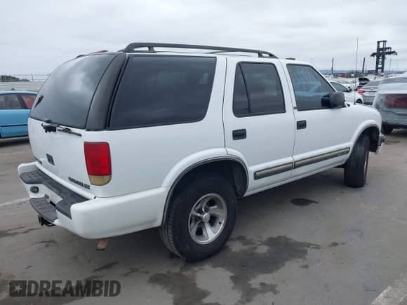 2000 Chevrolet Blazer LS z VIN 1GNCS13W4Y2254590, wystawiony jako IAAI lot #42173829 z przebiegiem 178 991 mil mil oraz . Historia ofert i sprzedaży dostępna na DreamBid. Obrazek 4.