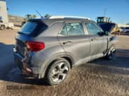 ✅ 2024 Hyundai Venue SEL • VIN: KMHRC8A39RU279939 • Lot: 90418435. Wystawiony na Copart z przebiegiem 47 085 mil. Bezpłatny archiwum sprzedaży aukcyjnych z USA i szczegółowy raport historii pojazdu na DreamBid. Zdjęcie 3.