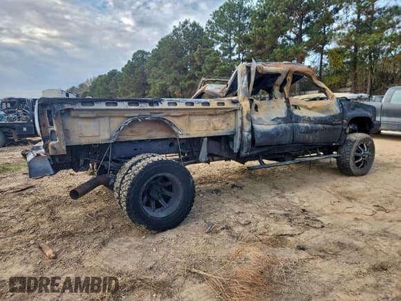 ✅ 2004 Chevrolet Silverado 3500 DRW LS • VIN: 1GCJK33234F263499 • Lot: 93447025. Listed on Copart with Not provided. Free auction sales archive from the USA and detailed vehicle history report at DreamBid. Image 3.