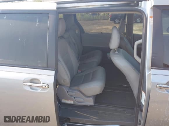 ✅ 2019 Toyota Sienna XLE Premium • VIN: 5TDYZ3DC8KS003467 • Лот: 42817479. Опубликован ранее на IAAI с пробегом 111 832 миль. Бесплатный доступ к архиву аукционных продаж из США и подробный отчёт об истории автомобиля на DreamBid. Изображение 8.