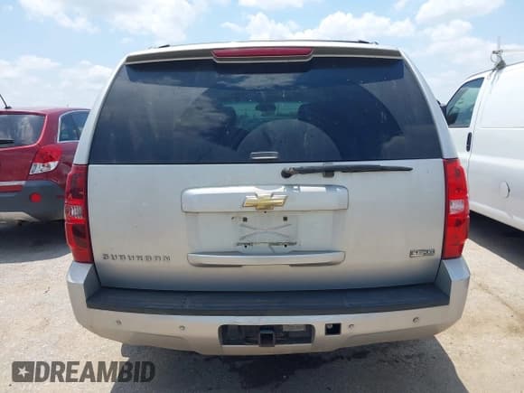 ✅ 2011 Chevrolet Suburban LT • VIN: 1GNSCJE02BR341808 • Lot: 42394173. Wystawiony na IAAI z przebiegiem 192 172 mil. Bezpłatny archiwum sprzedaży aukcyjnych z USA i szczegółowy raport historii pojazdu na DreamBid. Zdjęcie 16.