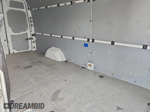 ✅ 2016 Mercedes-Benz Sprinter Cargo Worker • VIN: WD3PE8CD6GP195935 • Lot: 94708035. Wystawiony na Copart z przebiegiem 184 232 mil. Bezpłatny archiwum sprzedaży aukcyjnych z USA i szczegółowy raport historii pojazdu na DreamBid. Zdjęcie 11.