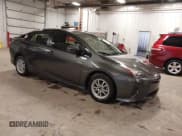 ✅ 2018 Toyota Prius Two • VIN: JTDKBRFU4J3588731 • Лот: 43745258. Опубликован ранее на IAAI с пробегом 96 579 миль. Бесплатный доступ к архиву аукционных продаж из США и подробный отчёт об истории автомобиля на DreamBid. Изображение 1.