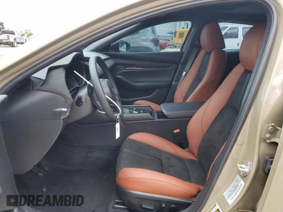 ✅ 2024 Mazda 3 Carbon Edition • VIN: JM1BPBYY4R1704817 • Lot: 82060155. Wystawiony na Copart z przebiegiem 8 435 mil. Bezpłatny archiwum sprzedaży aukcyjnych z USA i szczegółowy raport historii pojazdu na DreamBid. Zdjęcie 7.