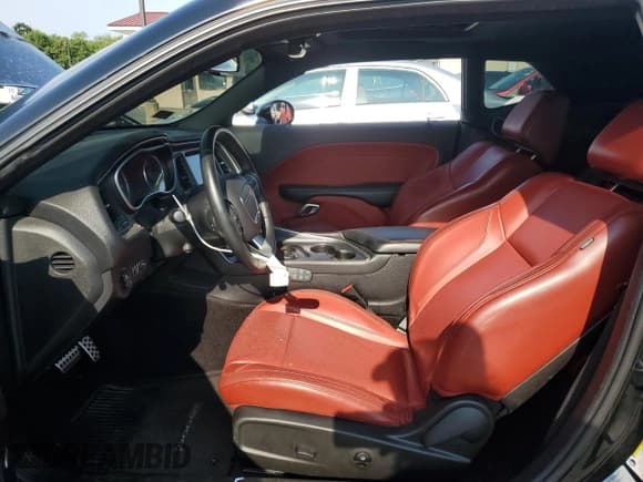 ✅ 2016 Dodge Challenger R/T • VIN: 2C3CDZBT1GH279739 • Lot: 63699884. Wystawiony na Copart z przebiegiem Nie podano. Bezpłatny archiwum sprzedaży aukcyjnych z USA i szczegółowy raport historii pojazdu na DreamBid. Zdjęcie 7.