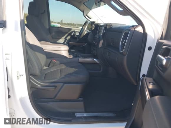 ✅ 2019 Chevrolet Silverado 1500 RST • VIN: 3GCUYEED5KG103755 • Lot: 43631636. Wystawiony na IAAI z przebiegiem 146 702 mil. Bezpłatny archiwum sprzedaży aukcyjnych z USA i szczegółowy raport historii pojazdu na DreamBid. Zdjęcie 5.