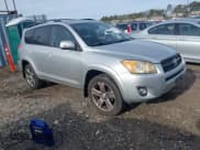 ✅ 2010 Toyota RAV4 Sport • VIN: JTMRF4DV6A5034841 • Лот: 43830218. Опубликован ранее на IAAI с пробегом 125 691 миль. Бесплатный доступ к архиву аукционных продаж из США и подробный отчёт об истории автомобиля на DreamBid. Изображение 1.