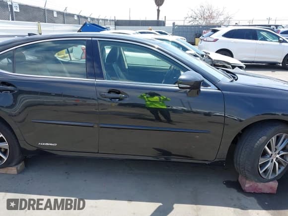 ✅ 2018 Lexus ES 300h • VIN: JTHBW1GG5J2194268 • Lot: 42158973. Listed on IAAI with 179,352 mi. Free auction sales archive from the USA and detailed vehicle history report at DreamBid. Image 13.