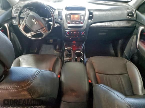 ✅ 2014 Kia Sorento LX • VIN: 5XYKTDA62EG520910 • Lot: 93643925. Wystawiony na Copart z przebiegiem Nie podano. Bezpłatny archiwum sprzedaży aukcyjnych z USA i szczegółowy raport historii pojazdu na DreamBid. Zdjęcie 8.