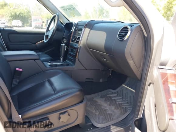 ✅ 2006 Ford Explorer Limited • VIN: 1FMEU758X6UB03926 • Lot: 43301320. Wystawiony na IAAI z przebiegiem 150 461 mil. Bezpłatny archiwum sprzedaży aukcyjnych z USA i szczegółowy raport historii pojazdu na DreamBid. Zdjęcie 5.