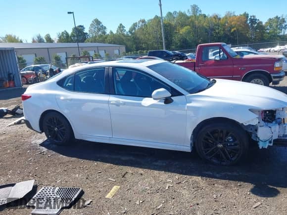 2025 Toyota Camry LE с VIN 4T1DAACKXSU611629, выставлен на аукционе IAAI как лот 43179481 с пробегом Не указан миль и . История ставок и продаж доступна на DreamBid. Изображение 14.