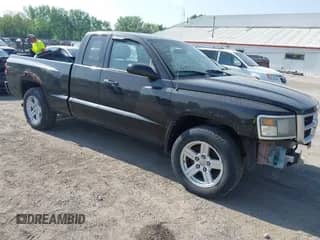 2008 Dodge Dakota z VIN 1D7HW32K88S592237, wystawiony jako IAAI lot #42279584 z przebiegiem 110 610 mil mil oraz . Historia ofert i sprzedaży dostępna na DreamBid. Obrazek 1.