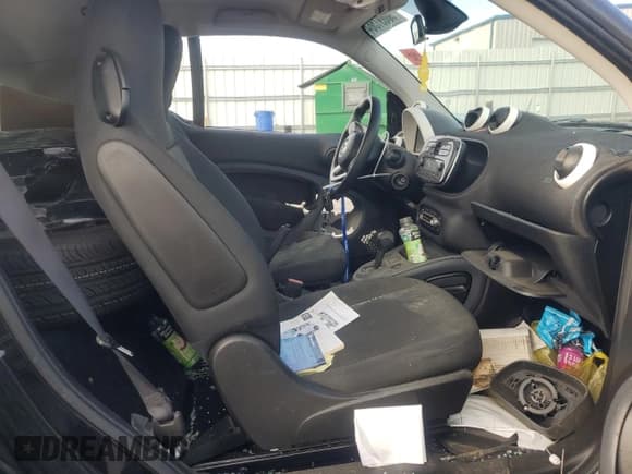 ✅ 2016 Smart fortwo Passion • VIN: WMEFJ5DA0GK076339 • Lot: 68891564. Wystawiony na Copart z przebiegiem Nie podano. Bezpłatny archiwum sprzedaży aukcyjnych z USA i szczegółowy raport historii pojazdu na DreamBid. Zdjęcie 7.