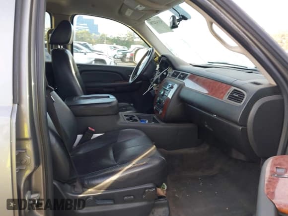 ✅ 2008 Chevrolet Suburban LTZ • VIN: 3GNFC16098G106587 • Lot: 43343278. Listed on IAAI with 213,740 mi. Free auction sales archive from the USA and detailed vehicle history report at DreamBid. Image 5.