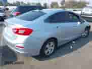 2017 Chevrolet Cruze LS z VIN 3G1BC5SM2HS556000, wystawiony jako IAAI lot #42886010 z przebiegiem Nie podano mil oraz . Historia ofert i sprzedaży dostępna na DreamBid. Obrazek 4.