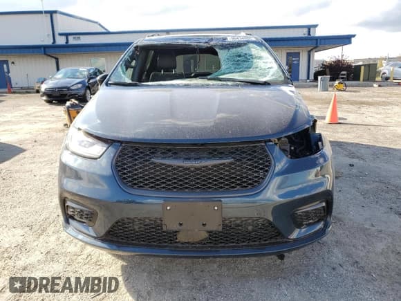 ✅ 2025 Chrysler Pacifica Limited • VIN: 2C4RC3GG6SR613834 • Lot: 90434985. Listed on Copart with 5,877 mi. Free auction sales archive from the USA and detailed vehicle history report at DreamBid. Image 5.