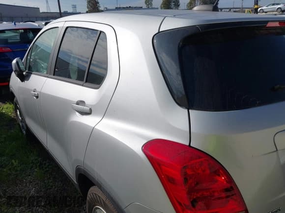 ✅ 2021 Chevrolet Trax LS • VIN: KL7CJKSB0MB319698 • Lot: 43034620. Listed on IAAI with 8,224 mi. Free auction sales archive from the USA and detailed vehicle history report at DreamBid. Image 3.