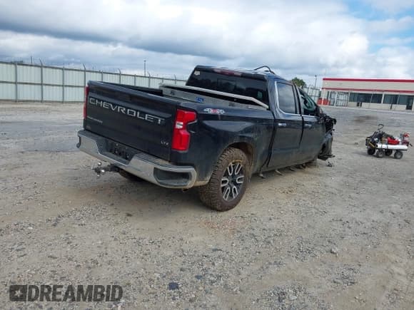 ✅ 2021 Chevrolet Silverado 1500 LTZ • VIN: 1GCUYGET8MZ143897 • Lot: 43296847. Wystawiony na IAAI z przebiegiem Nie podano. Bezpłatny archiwum sprzedaży aukcyjnych z USA i szczegółowy raport historii pojazdu na DreamBid. Zdjęcie 4.