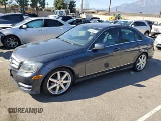 ✅ 2013 Mercedes-Benz C 250 Sport • VIN: WDDGF4HB8DA810007 • Lot: 89888945. Wystawiony na Copart z przebiegiem 160 597 mil. Bezpłatny archiwum sprzedaży aukcyjnych z USA i szczegółowy raport historii pojazdu na DreamBid. Zdjęcie 1.