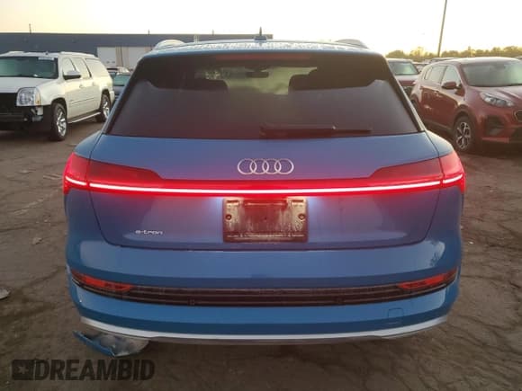 ✅ 2019 Audi e-tron Premium Plus • VIN: WA1LAAGE0KB015407 • Лот: 84556865. Опубликован ранее на Copart с пробегом 20 104 миль. Бесплатный доступ к архиву аукционных продаж из США и подробный отчёт об истории автомобиля на DreamBid. Изображение 6.