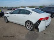 ✅ 2018 Jaguar XE 25t Premium • VIN: SAJAJ4FX7JCP23102 • Lot: 42090951. Wystawiony na IAAI z przebiegiem 70 334 mil. Bezpłatny archiwum sprzedaży aukcyjnych z USA i szczegółowy raport historii pojazdu na DreamBid. Zdjęcie 3.