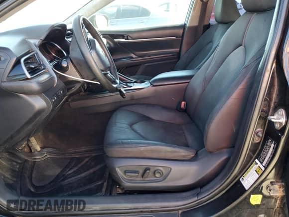 2019 Toyota Camry LE z VIN 4T1B11HK1KU250470, wystawiony jako Copart lot #85004265 z przebiegiem 132 733 mil mil oraz Czysty tytuł • Clean title. Historia ofert i sprzedaży dostępna na DreamBid. Obrazek 7.