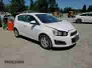 2013 Chevrolet Sonic LT z VIN 1G1JD6SG0D4199810, wystawiony jako Copart lot #63103015 z przebiegiem 128 825 mil mil oraz Szkoda całkowita • Salvage title. Historia ofert i sprzedaży dostępna na DreamBid. Obrazek 14.