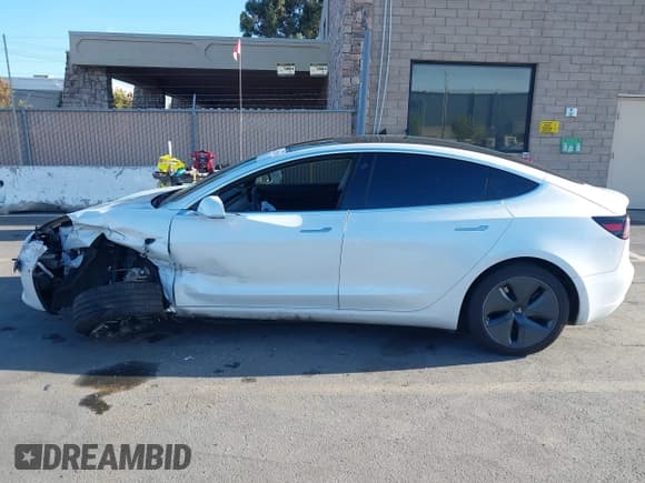 ✅ 2020 Tesla Model 3 Standard Range Plus • VIN: 5YJ3E1EA4LF798529 • Lot: 43622758. Wystawiony na IAAI z przebiegiem 114 107 mil. Bezpłatny archiwum sprzedaży aukcyjnych z USA i szczegółowy raport historii pojazdu na DreamBid. Zdjęcie 14.
