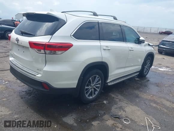 ✅ 2017 Toyota Highlander XLE • VIN: 5TDKZRFH4HS518783 • Lot: 42817128. Listed on IAAI with 113,662 mi. Free auction sales archive from the USA and detailed vehicle history report at DreamBid. Image 4.